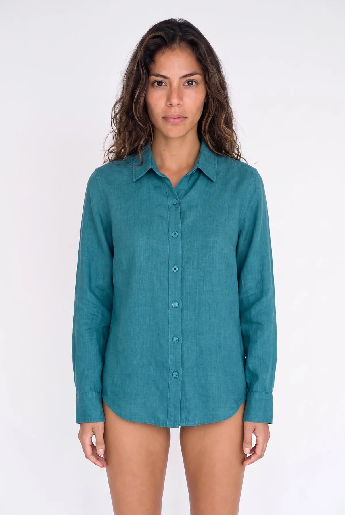 Foto frontal de una modelo adulta con una blusa verde azulado de seis botones, usada como imagen inicial para crear el video.