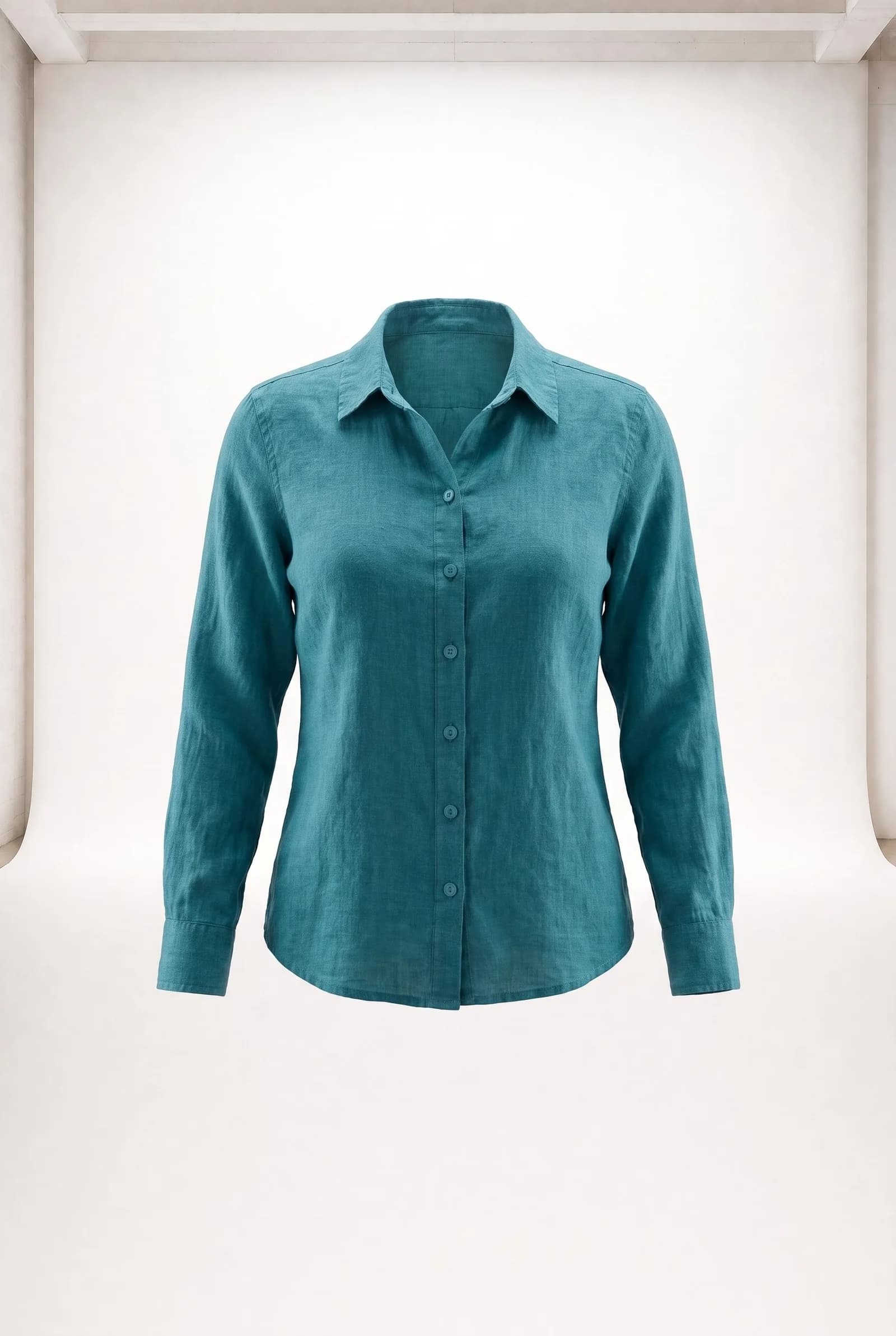 Blusa verde azulado presentada con efecto de maniquí invisible sobre fondo blanco, sin soporte ni persona visibles.