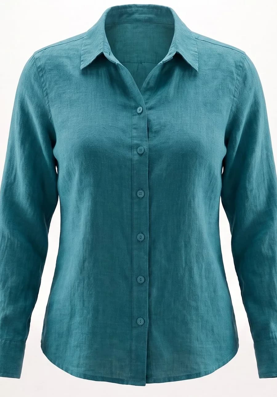 Detalle de la blusa con maniquí invisible donde se observan seis botones, cuello, textura y una reconstrucción del volumen del torso.