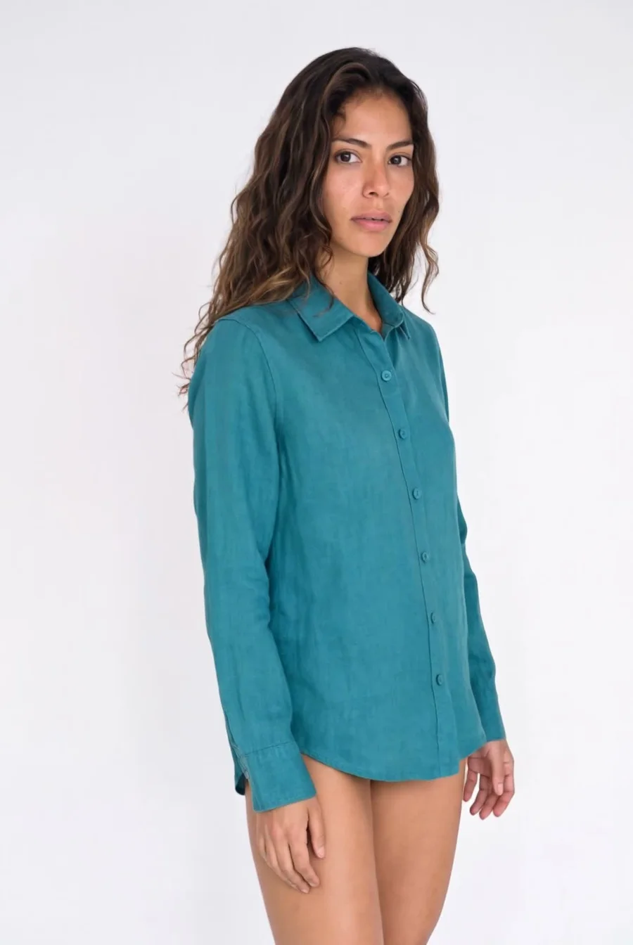 Cuadro final del video con un giro leve de la modelo y la blusa verde azulado todavía reconocible.